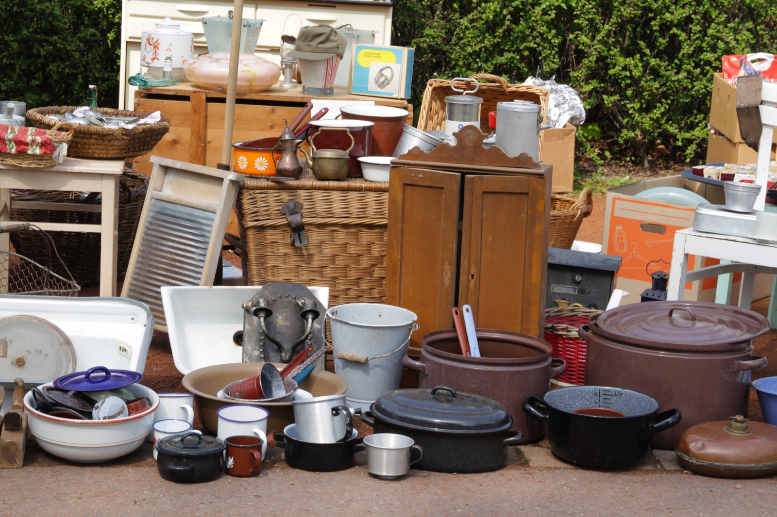 Trödel und Hausrat an einem Flohmarktstand; Beispielbild, nicht der angekündigte Markt.