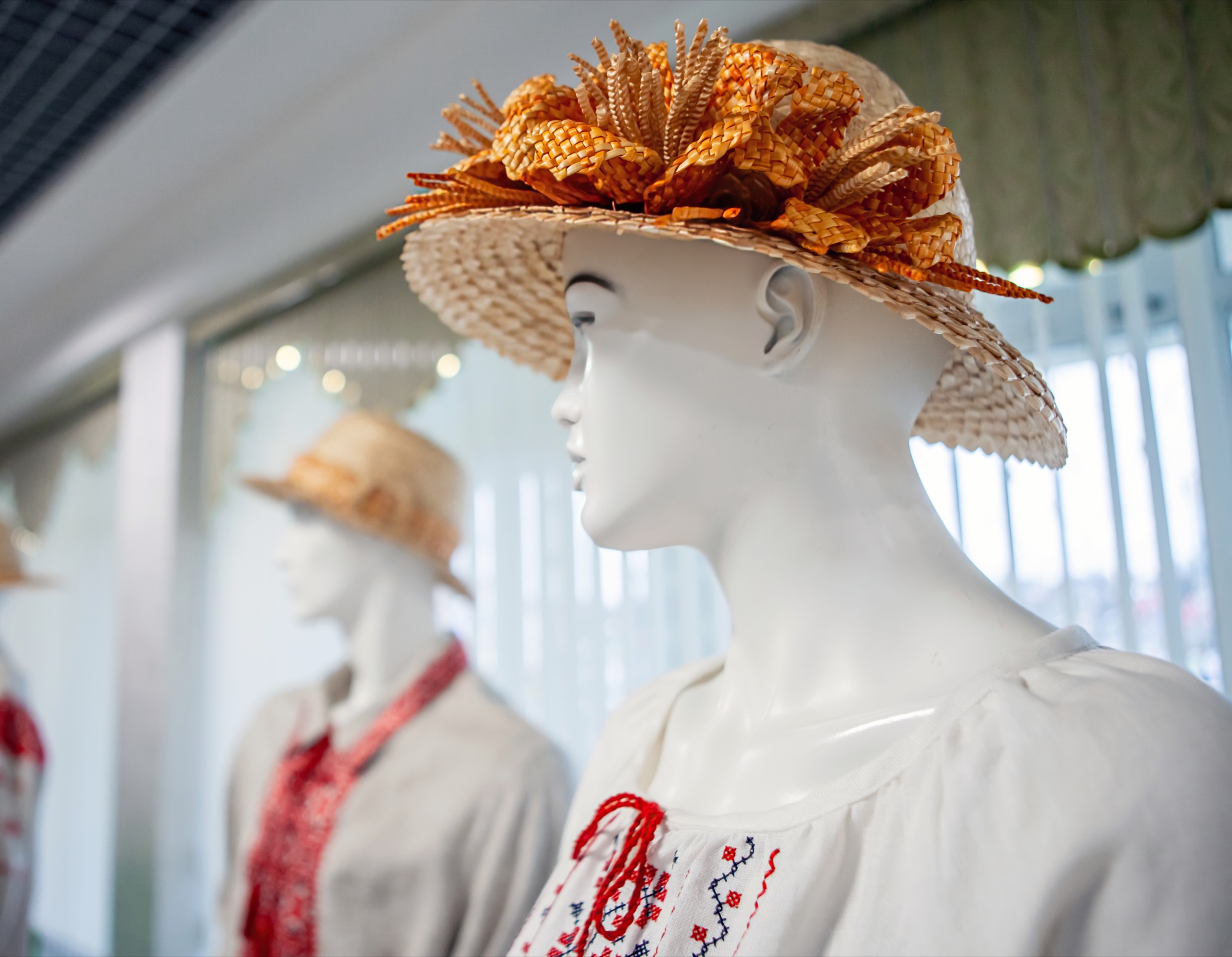 Traditionelle Hüte und Trachten auf Museumspuppen als lizenziertes Beispielbild; keine Aufnahme des Deutschen Hutmuseums.