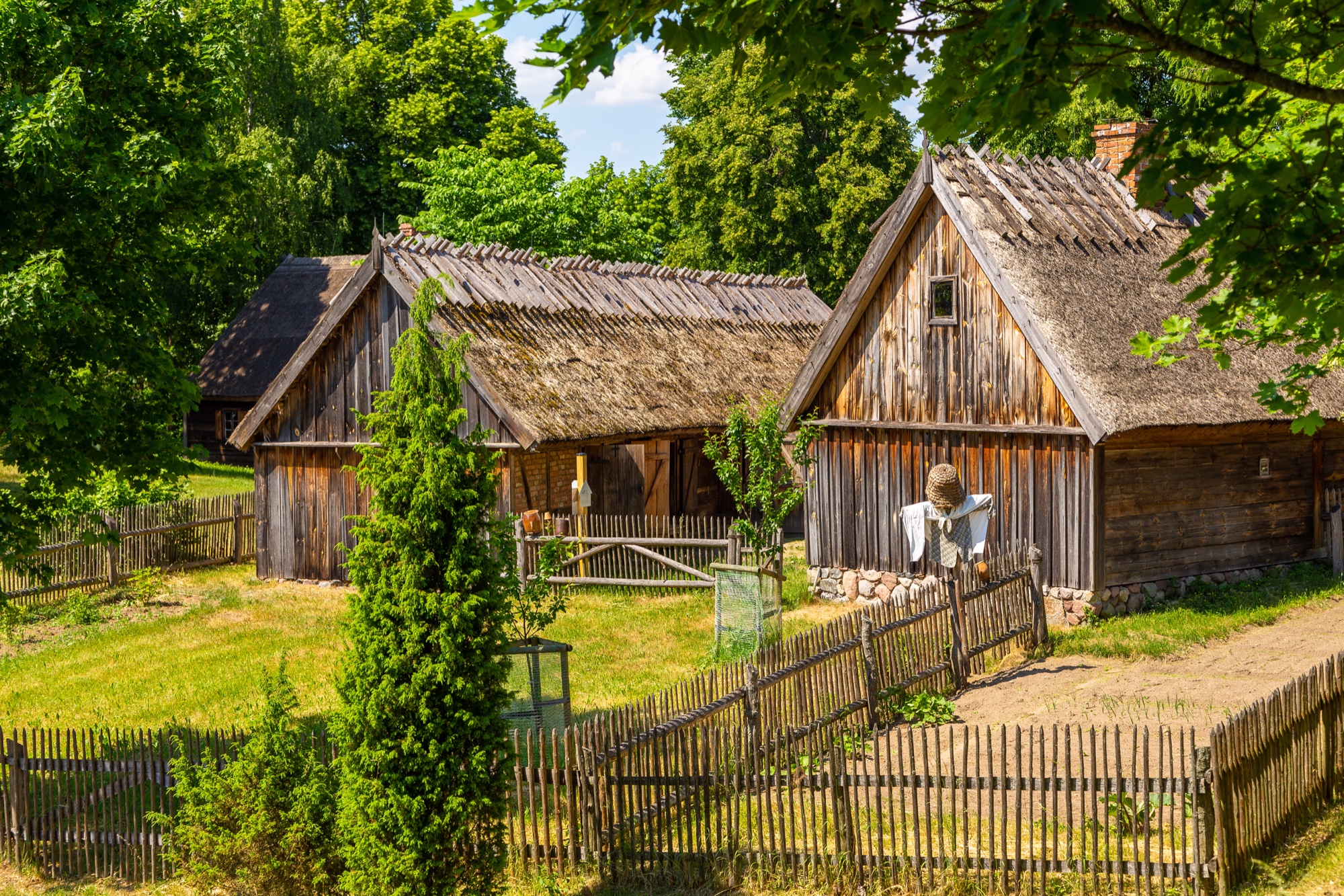 Historische Holzhäuser in einem Freilichtmuseum als lizenziertes Beispielbild; keine Aufnahme der angekündigten Sonderausstellung.