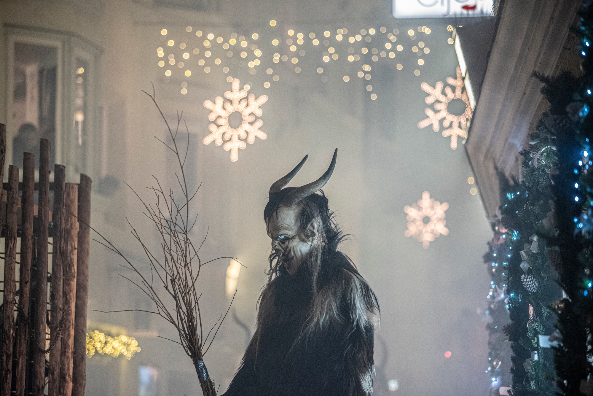 Krampusfigur in festlicher Weihnachtsdekoration als lizenziertes Beispielbild; keine Aufnahme des angekündigten Klausenmarkts.