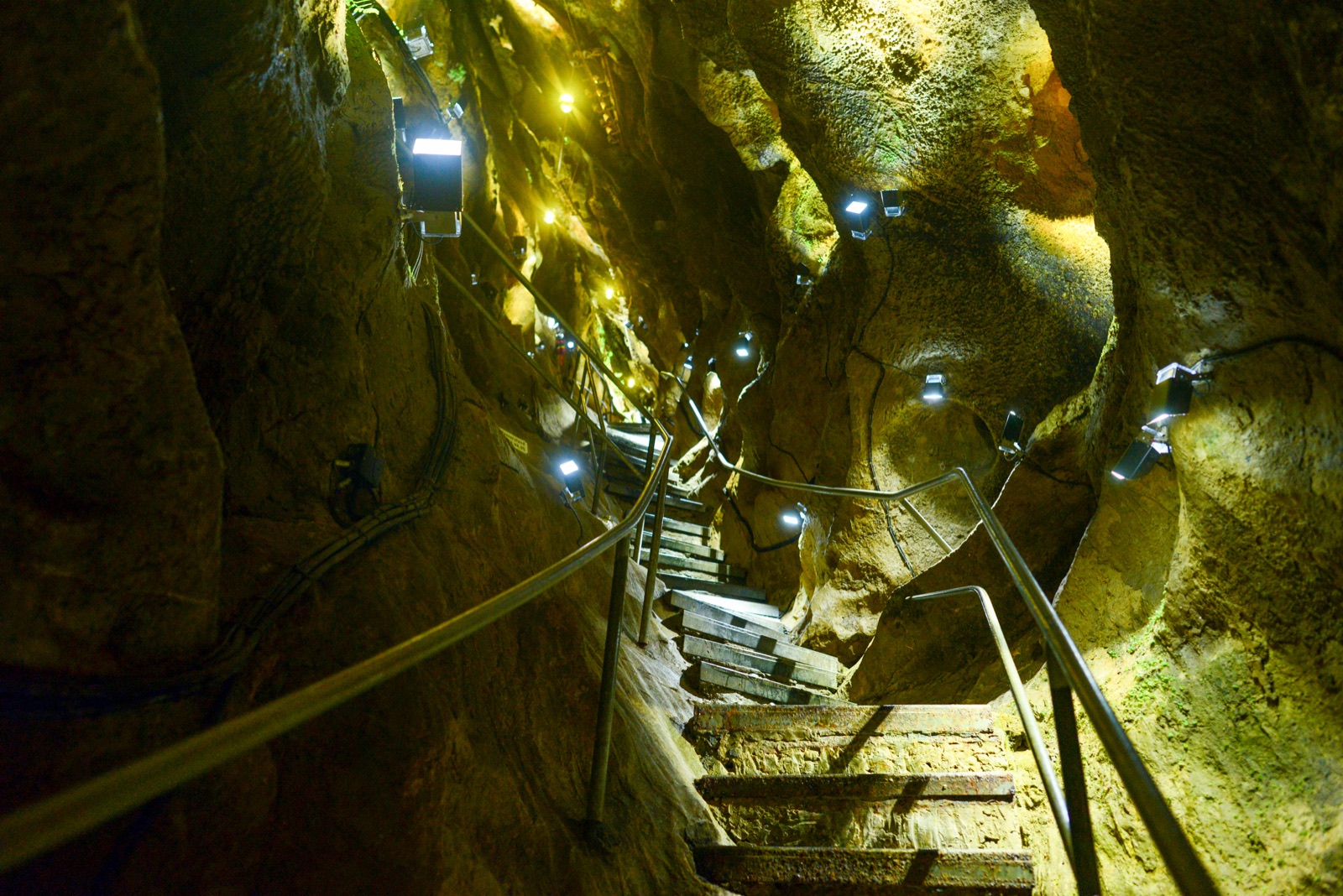 Beleuchtete Treppe in der Sturmannshöhle; Beispielbild, keine Aufnahme dieser Führung.
