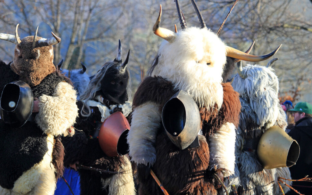 Illustration aus der Printausgabe: Klausen und Bärbele: Allgäuer Winterbrauchtum