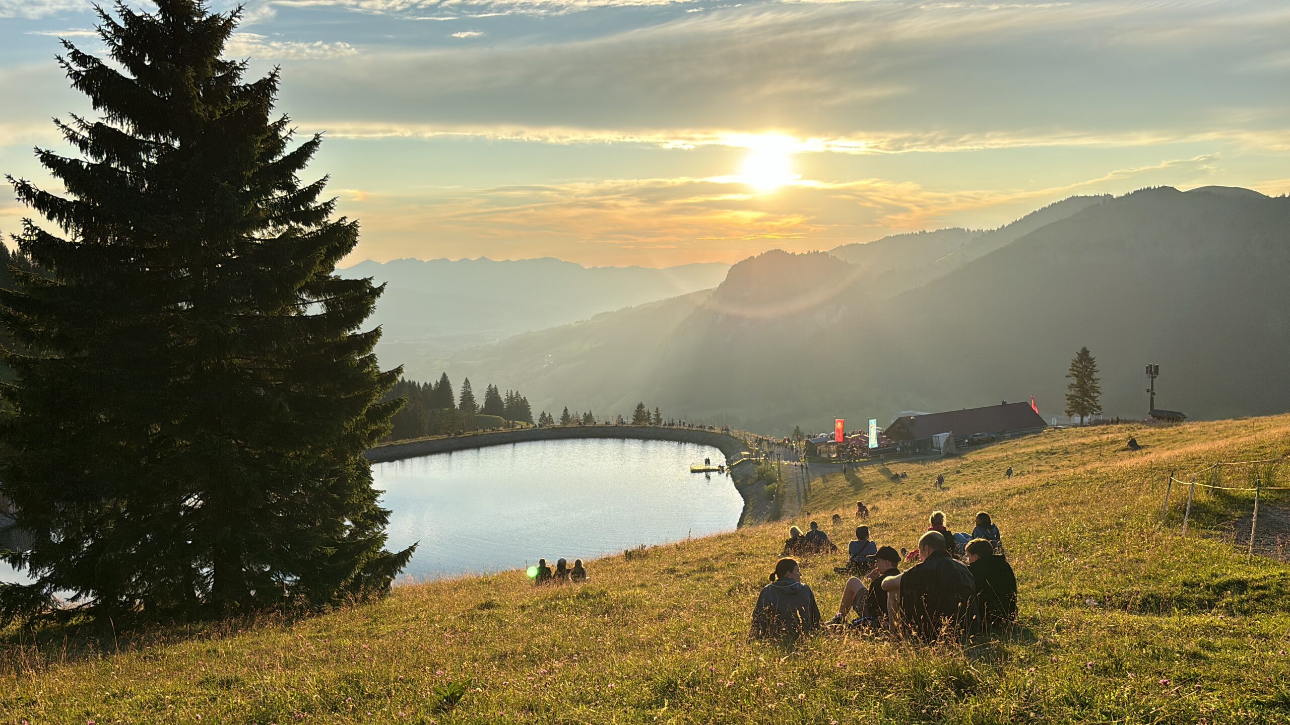 Goldener Abend am Schmugglersee am Oberjoch mit Blick über die Allgäuer Bergwelt